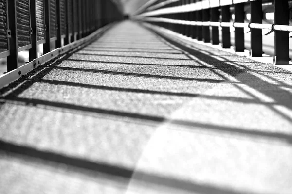 Transporte preto e branco Ponte da Noruega com fundo de fuga de luz — Fotografia de Stock