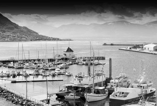 Kuzey Tromso şehir bağlantı noktası siyah ve beyaz arka plan