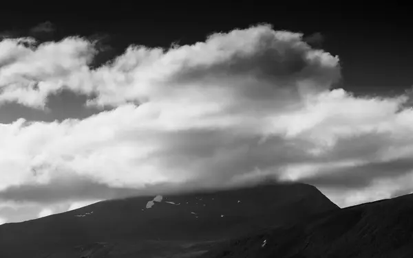 Preto e branco nublado paisagem montanha fundo — Fotografia de Stock