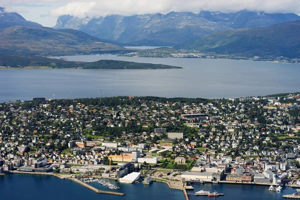 Dağlar arka plan şehirden Tromso görüntüleyin