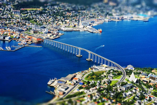 Tromso Köprüsü'nden yüksek irtifa dağ bokeh arka plan