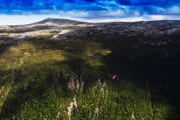 挪威日光山与风筝传单风景背景 — 图库照片