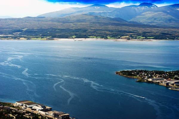 Norveç Fiyordu kanalları arka plan manzara