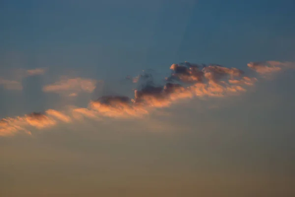 Horizontal center aligned dramatic sunset clouds background — Stock Photo, Image