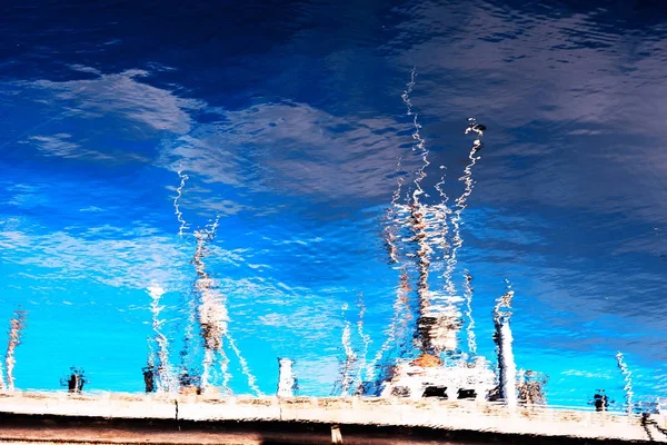 Норвегія корабель відображення на фоні води — стокове фото