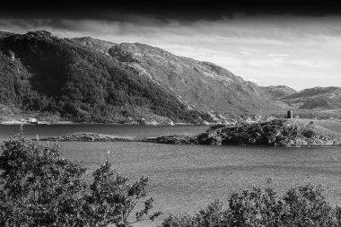 Siyah ve beyaz dağ manzara arka plan