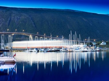 Geminin arka plan geçen ile Norveç gece köprü