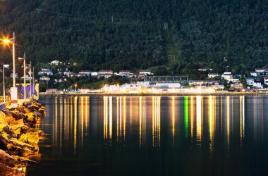 Lamba yansımaları arka plan ile gece Tromso city pier