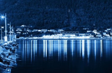 Lamba yansımaları arka plan ile gece Tromso city pier