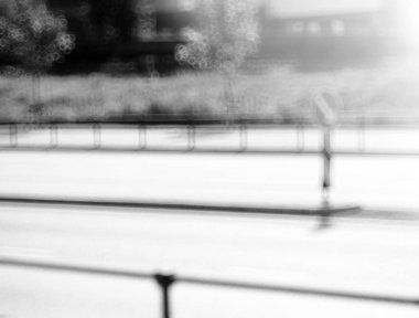 Siyah ve beyaz U dönüş işareti bokeh arka plan