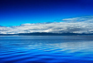 Dağ ile bulutlar okyanus ufuk peyzaj zemin üzerine