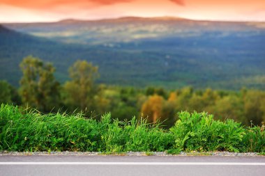 Yatay dağ yolu ile çim sınır arka plan