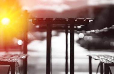 Cafe masa ışık sızıntısı zemin ile banklar ile