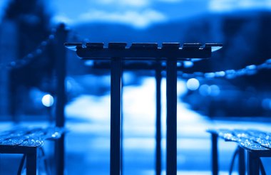 Mavi kafe tablo banklar zemin ile