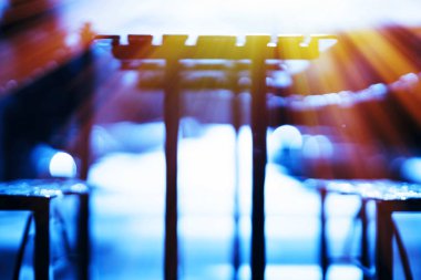 Yatay mavi kafe tablo banklar ve hafif sızıntı bokeh