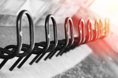 Vintage siyah beyaz Bisiklet ışık sızıntısı zemin ile Park