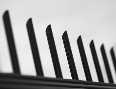 Siyah ve beyaz çelik sınır çit arka plan 