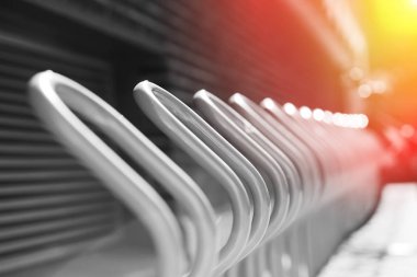 Norveç boş Bisiklet Park Bahçe ışık sızıntısı arka plan ile