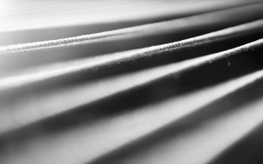 Çapraz siyah beyaz ip bokeh zemin