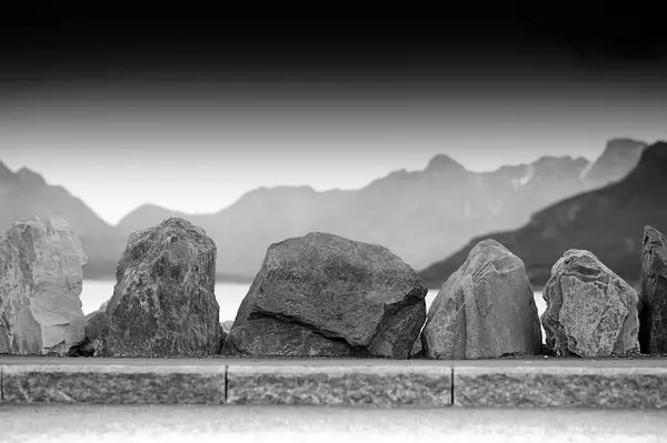 Norwegen Straße Steine Grenze mit Bergen Hintergrund — Stockfoto