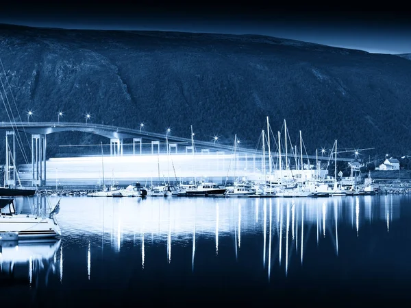 Geminin arka plan geçen ile Norveç gece köprü