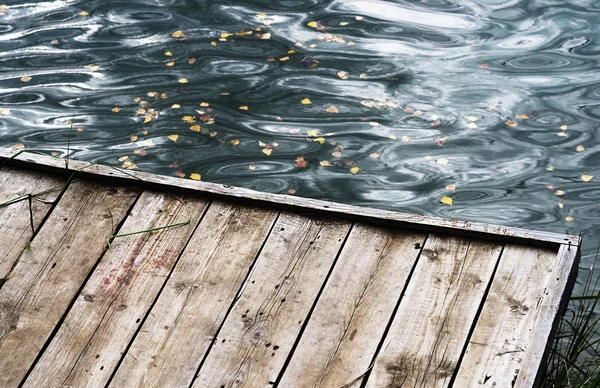 Çapraz sonbahar ahşap nehir iskele arka plan — Stok fotoğraf