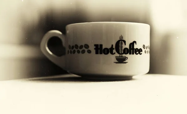 Vandret vintage varm kop kaffe bokeh vignet baggrund w - Stock-foto