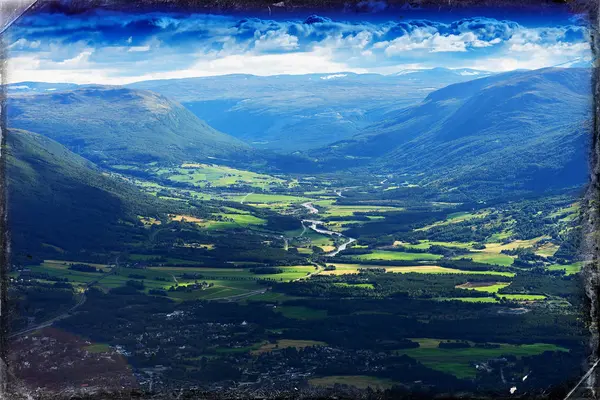 Місті Oppdal гора valley краєвид фону — стокове фото