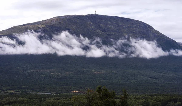 Horizontal paisagem de montanha com nuvens de fundo — Fotografia de Stock
