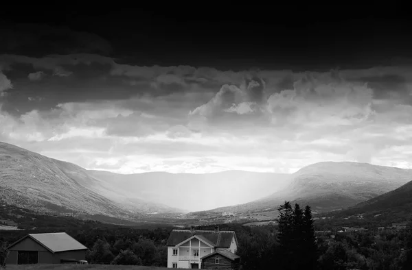 Preto e branco Noruega vale em fundo chuva — Fotografia de Stock