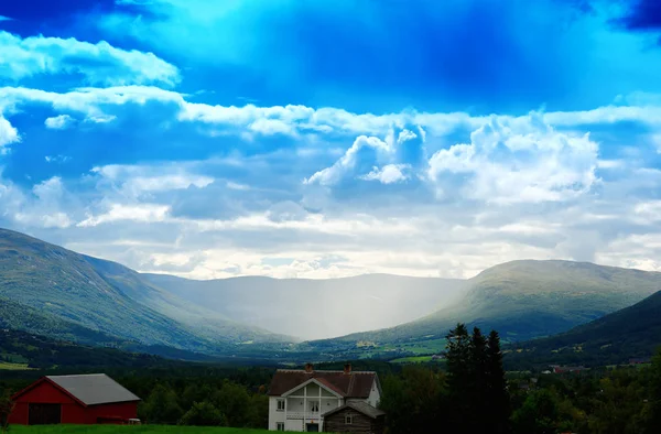 雨在挪威山谷风景背景 — 图库照片