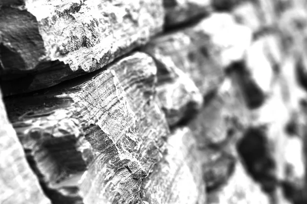 Fondo diagonal de pared de piedra en blanco y negro — Foto de Stock