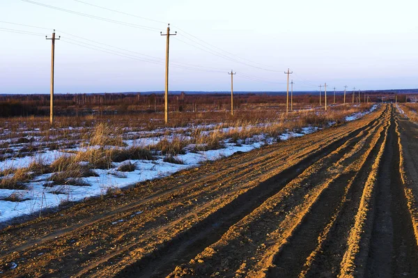 Russische platteland offroad met macht lijnen achtergrond — Stockfoto