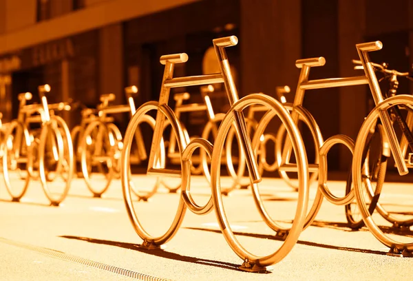 Oslo estacionamento de bicicletas jardim monumento fundo — Fotografia de Stock