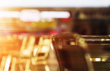 Şu yatay boş kafe sandalye bokeh hafif sızıntı ile uyumlu 