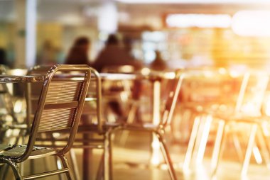 Yatay boş kafe hizalanmış sandalye bokeh hafif sızıntı b ile yaptı