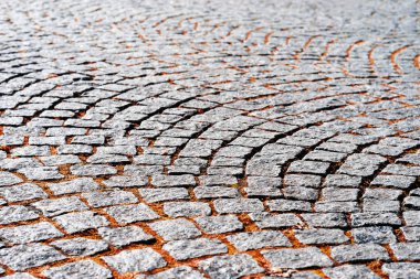 Sonbahar çimleri arka plan ile çapraz Ortaçağ Norveç kaldırım