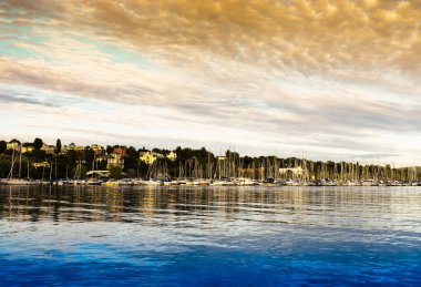 Oslo yat kulübü turuncu günbatımı arka plan
