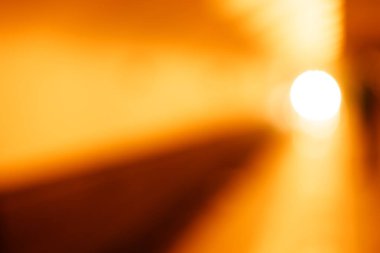 Diagonal metro tren turuncu ışıklar bokeh arka plan ile