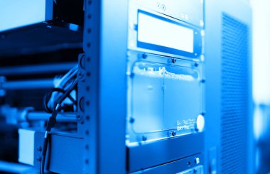 İçten mavi yüksek performanslı iş istasyonu bilgisayar arka plan