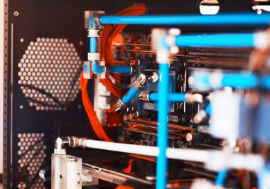 İçinde yüksek performanslı iş istasyonu bokeh zemin su soğutmalı