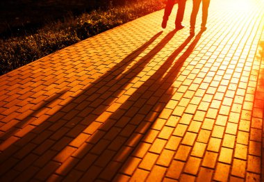 İki gün batımı park bokeh zemin içinde yürüyor