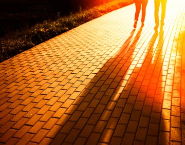 İki gün batımı park bokeh zemin içinde yürüyor