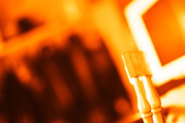 Çapraz Oda kol-sandalye ile hafif sızıntı bokeh arka plan