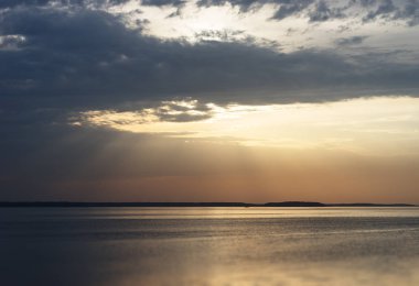 Okyanusu günbatımı ışınları arka plan manzara