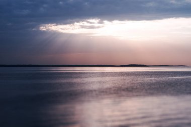 Okyanusu günbatımı ışınları arka plan manzara