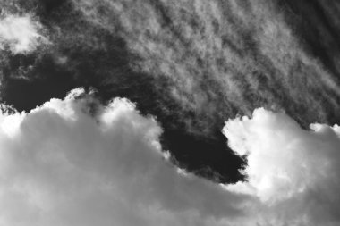 Yatay siyah beyaz bulutlar arka plan