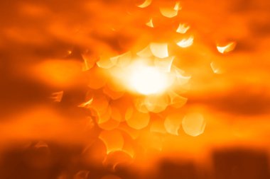 Gökyüzü bokeh arka planda dramatik sıcak güneş