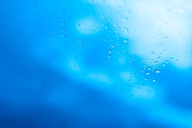 Pencere cam bokeh arka plan üzerinde Waterdrops