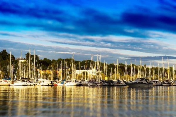 Oslo yat kulübü altın günbatımı bokeh arka plan